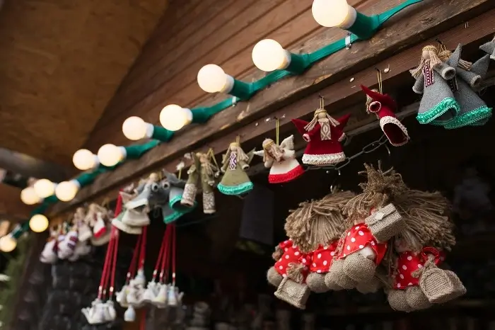 chalet en bois décoré pourle marché de noel des amis de la nature