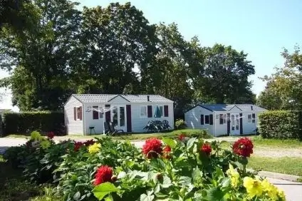 camping-club-lac-de-bouzey-vue-sur-mobil-home-aquatique-vacances_1 (1) partenaire-amis-nature-vosges